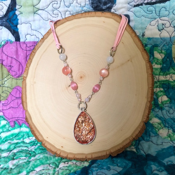 Jewelry - BOGO 🆓 Sparkly pink pendant necklace